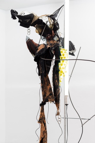 Spin 1

Iron, steel, LED, epoxi resin, 

silikon,textile, leather, 

various metal objects, chains, 

magnets, hat, fanny pack

425 x 195 x 175 cm