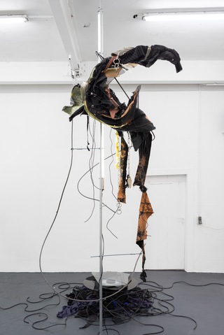 Spin 2

Iron, steel, LED, epoxi resin, silikon, 

textile, leather, various metal objects, 

chains, magnets, cap, cables, hair tie, 

key wrapped in plastilin and hair

414 x 167 x 180 cm