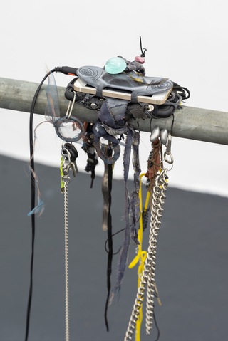 untitled (Gadget)

Phone, rubber, chains, cables,

jewelery, shoelace, textile

150 x 15 x 10 cm